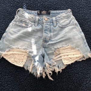 Hollister High Rise Jean Shorts with lace pockets Size : 00